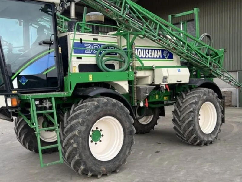 Househam AR3000 self-propelled sprayer, nearside view with the boom folded